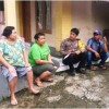 Anggota Bhabinkamtibmas Polsek Jalaksana saat melakukan himbauan secara door to doo ke rumah warga,